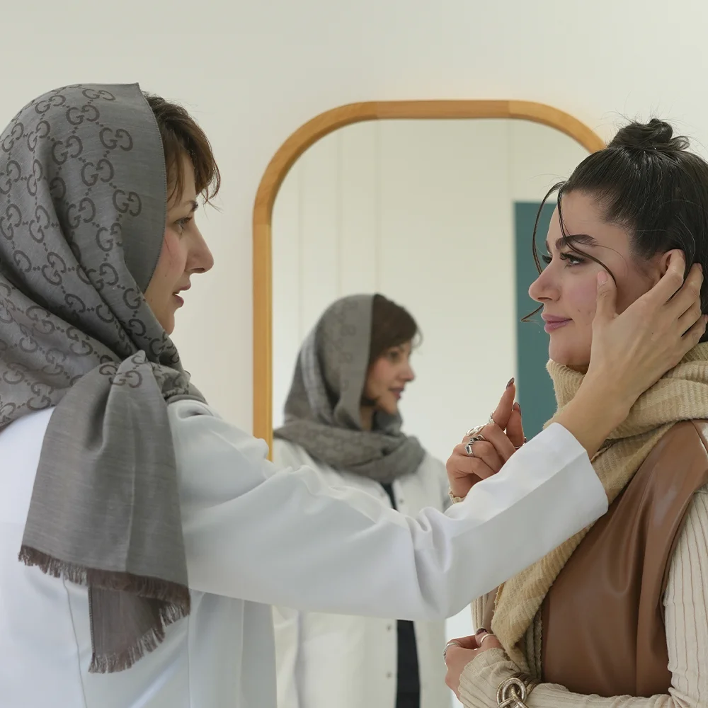 دکتر هاله سادات در حال مشاوره به مراجعه کننده